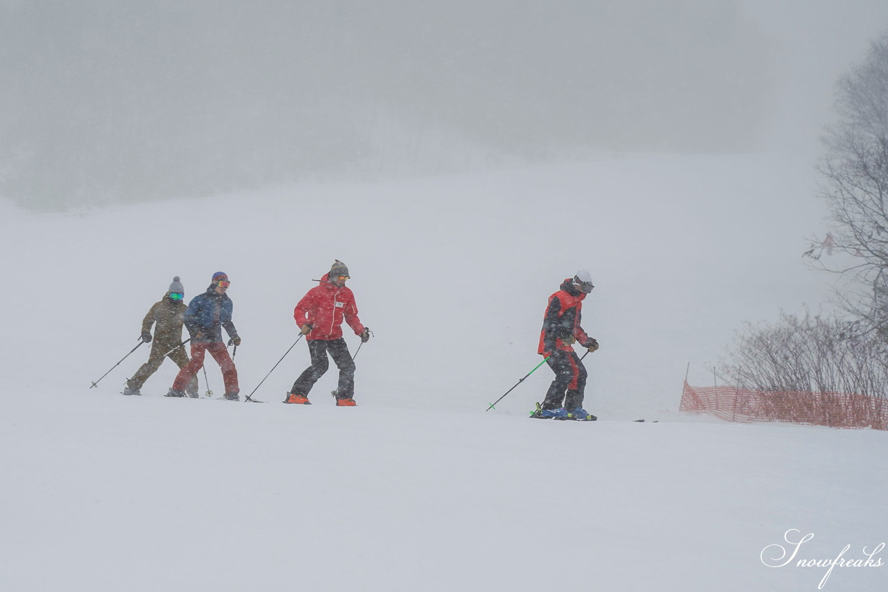 カムイスキーリンクス 強風の為、ゲレンデ下部のみの営業に…。そんな時こそ、スキーレッスンで基本技術の向上を！